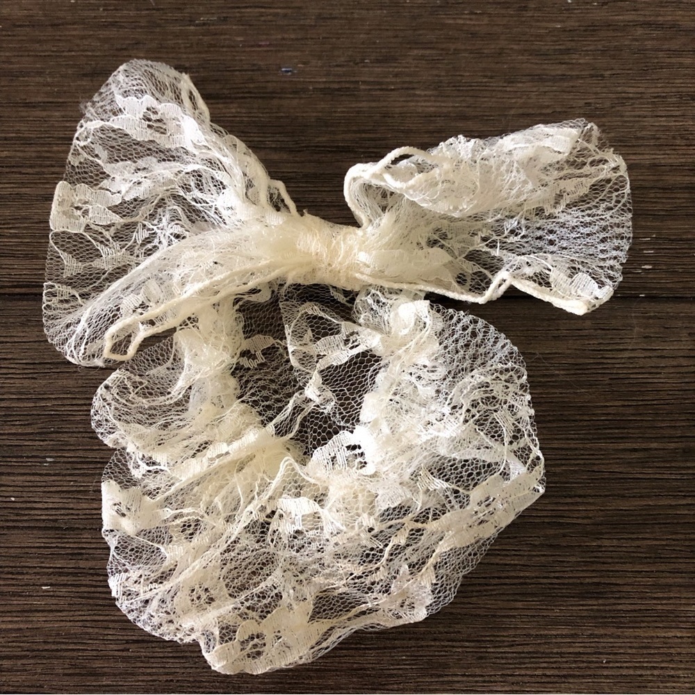 Vintage 90's white lace hair clip with bun holder